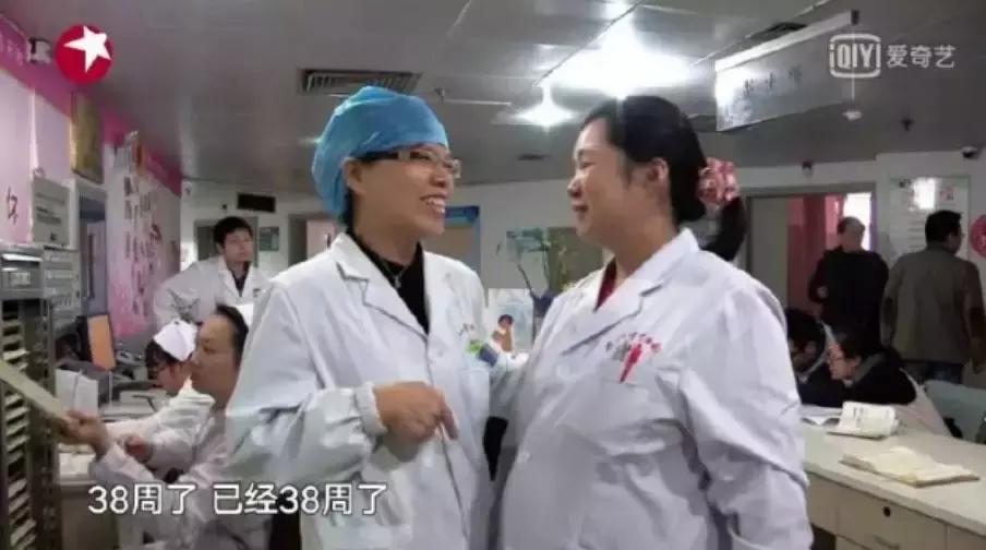 生孩子老公拒绝无痛分娩,妻子顺产疼痛难忍跪求丈夫剖腹产