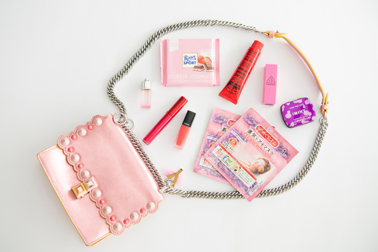 我们翻遍了300名员工的私人包价值¥100000000没别的就是壕！