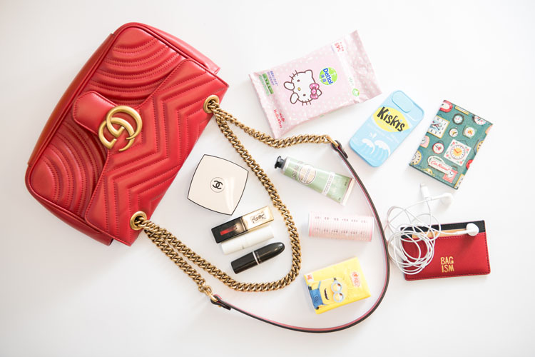 我们翻遍了300名员工的私人包价值¥100000000没别的就是壕！