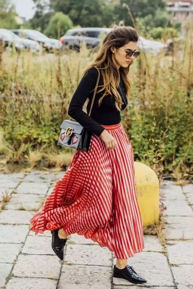 长款百褶裙夏季怎么搭配,这个夏天必备的三款半裙百褶裙