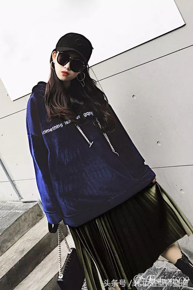 圆领卫衣长款百褶裙搭配图女款,百褶裙搭配卫衣搭配丝袜乐福鞋