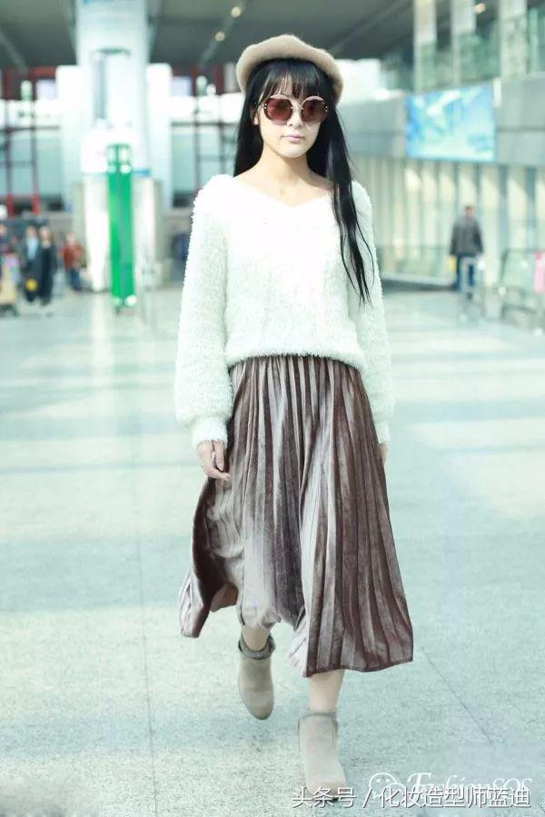 圆领卫衣长款百褶裙搭配图女款,百褶裙搭配卫衣搭配丝袜乐福鞋