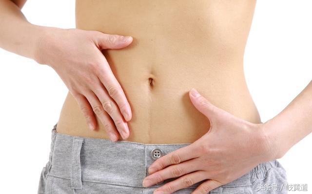 肚脐眼抠过很臭是什么原因,肚脐眼抠出黄色的液体发臭