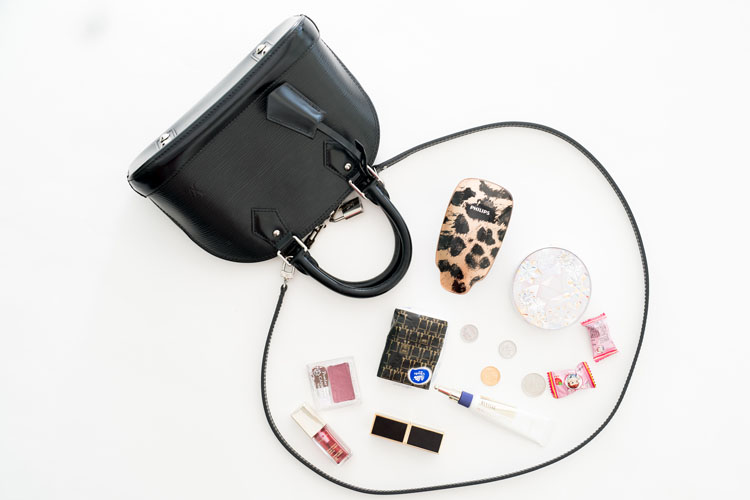 我们翻遍了300名员工的私人包价值¥100000000没别的就是壕！