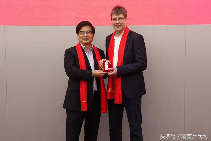 乒联主席亲自颁证，红双喜2018与您携手共赢！