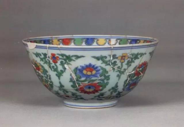 成化斗彩上的红彩和绿彩,古釉瓷器鉴定方法