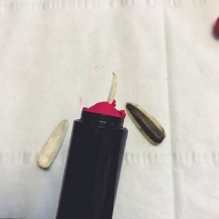 女生一不小心口红摔断了要怎么弄,女生口红弄断了怎么办