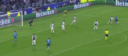 尤文门将布冯跟c罗,c罗3比0逆转布冯