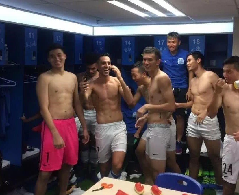 足球运动员走进更衣室视频,足球更衣室好还是篮球更衣室好