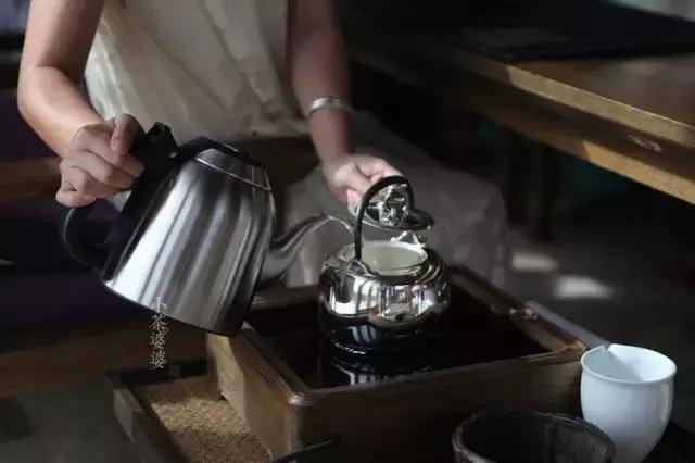 茶席上的茶器是什么样的,一个完整的茶席有几个茶器