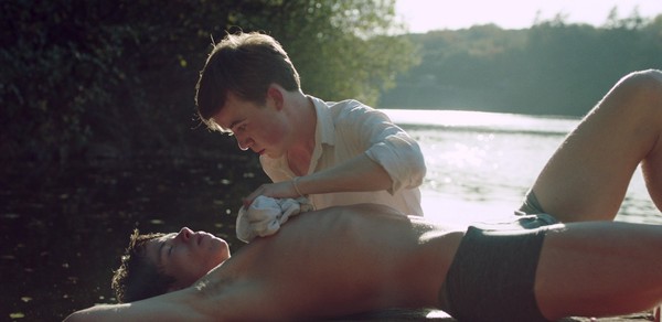 英国版《以你的名字呼唤我》嫩弟「红萝卜」解决寂寞