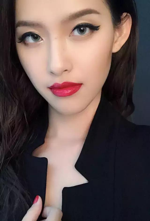 美瞳掉色在眼睛上怎么办,美瞳变糊了怎么洗干净