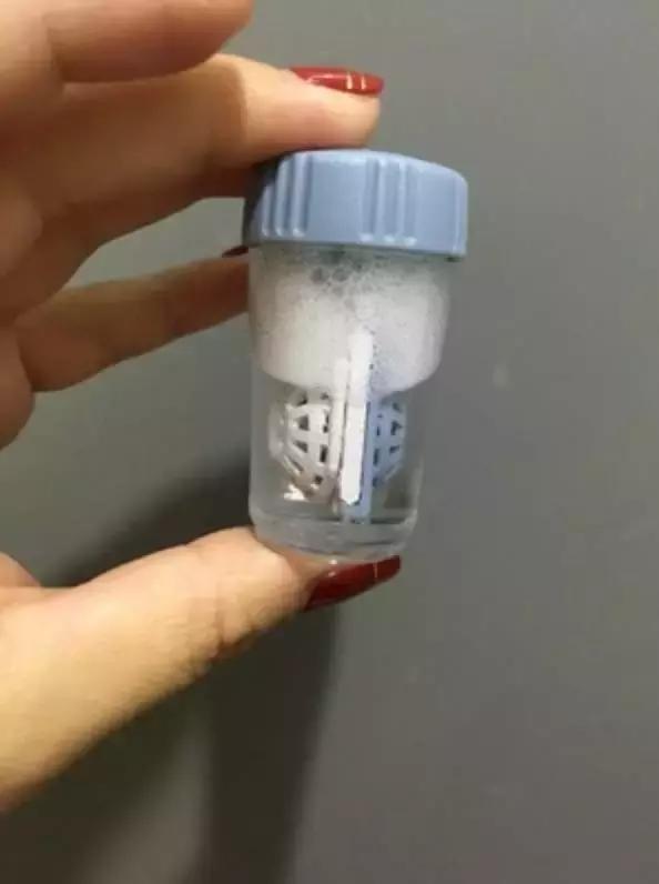 美瞳掉色在眼睛上怎么办,美瞳变糊了怎么洗干净