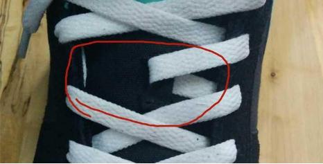 鞋舌老是歪向一边视频,鞋子上的鞋舌总是歪是什么原因