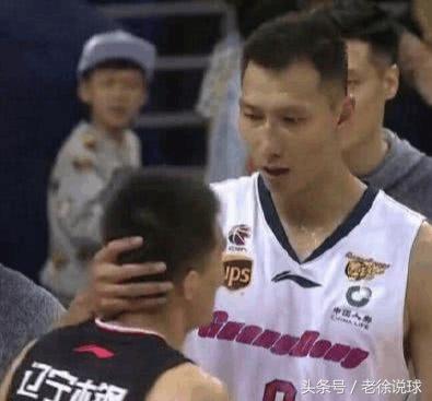 一天上热搜！“裁判林君”让中超蒙羞，“易建联摸头”为CBA添彩