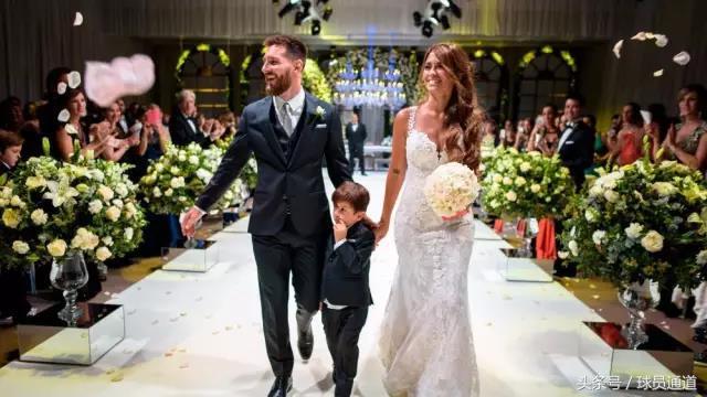 31岁篮球天才娶大10岁二婚妻子,球王娶了一个一米八的老婆