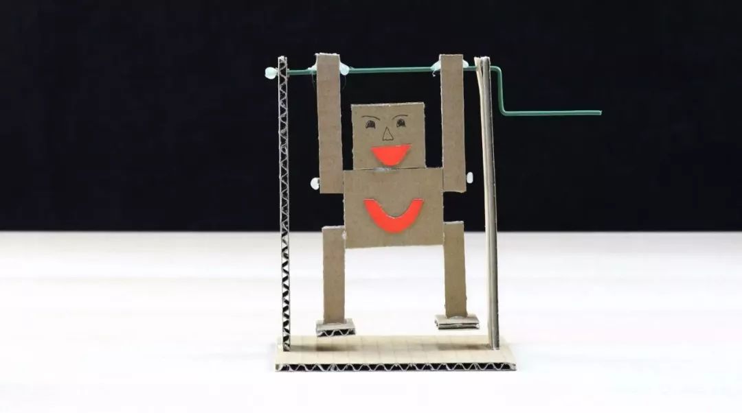 身材不是强项，动作马马虎虎，但单杠小子的滑稽劲特招人喜欢