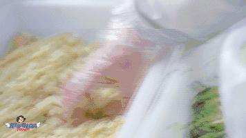 这家店用六星级面粉做凉皮配东北鸡架爆好吃,一般人还不让加盟…