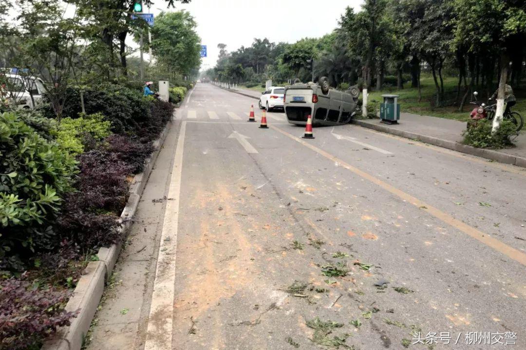 【内附视频】小客车“倒立”！小轿车“练地”带倒路灯！这样的特技大片可不好