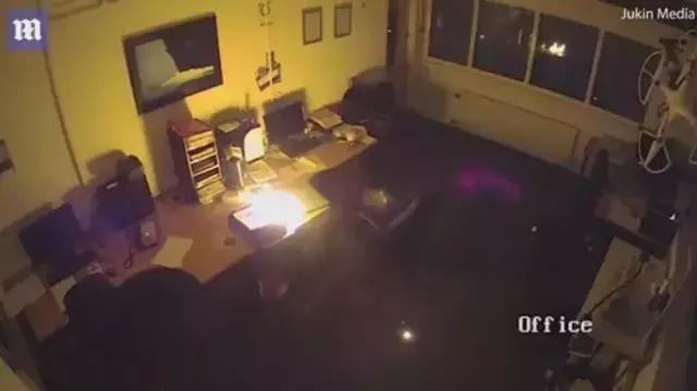 笔记本长时间充电电池突然爆炸,笔记本电池突然爆炸