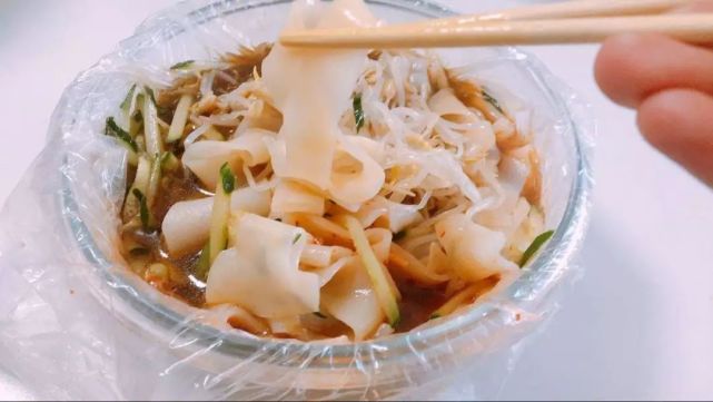 路边小摊的凉皮,街边的凉皮