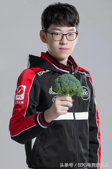 知名电竞选手买空星巴克，工作人员哭倒街头