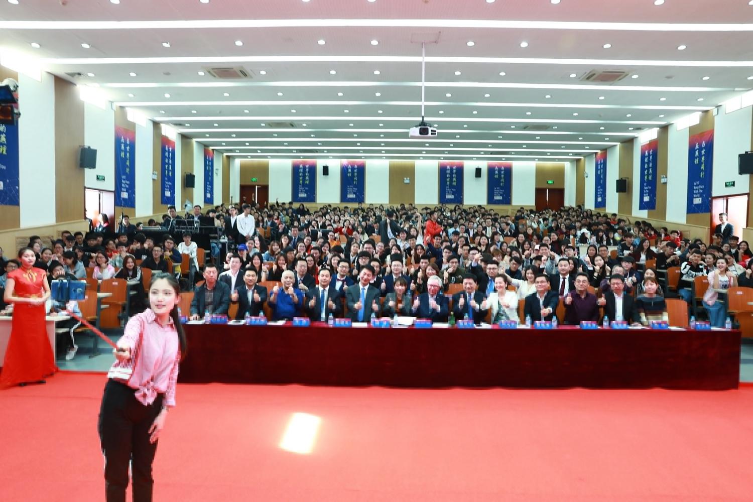 加拿大前总理和夫人到访燕京理工学院世界级政治家带学生看世界