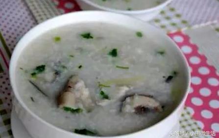 农村河里长的跟鲨鱼一样的鱼,河里像泥鳅有黑色斑点的鱼