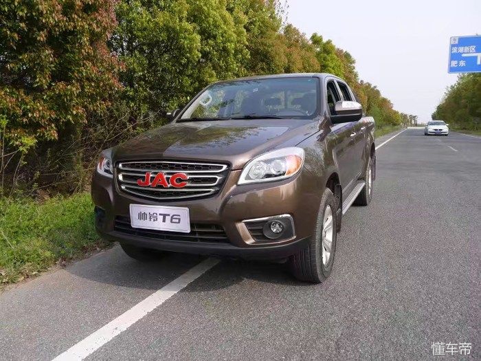 江淮帅铃t6皮卡最高跑多快,男人开的豪华轿车