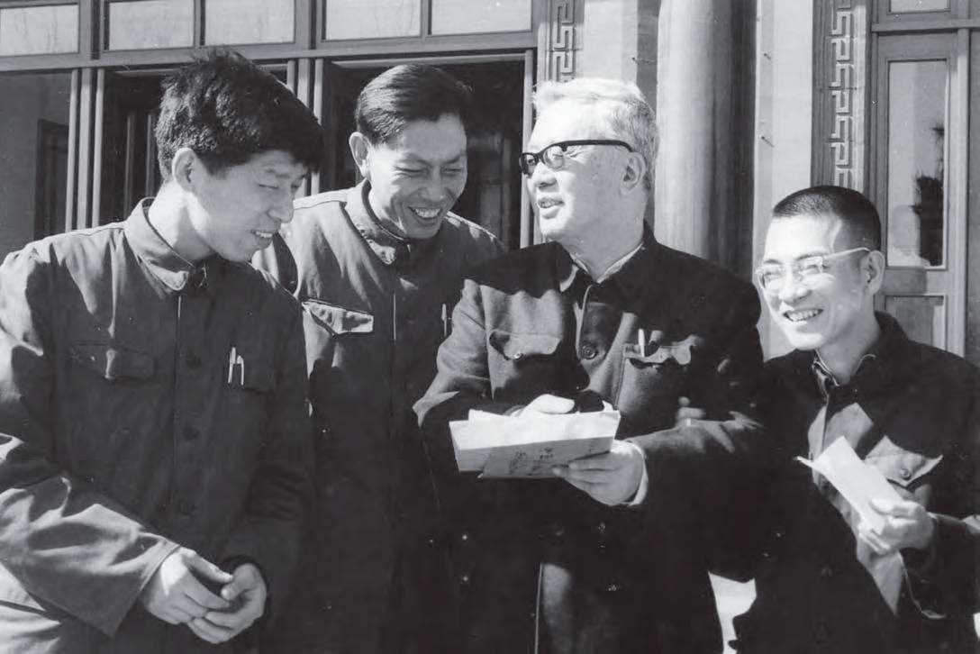 人均不足2平米的屋子，两家人居住却出一科研成果，让人肃然起敬