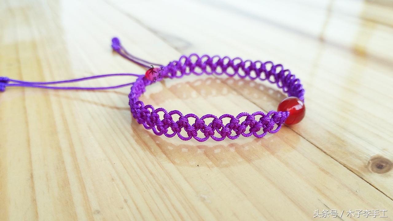 红绳手链比较简单的,用红绳亲自做可以拉伸的手链