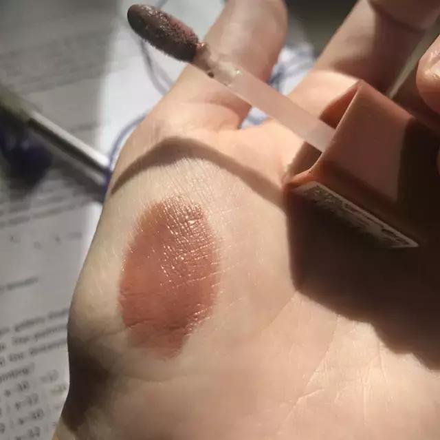 平价口红和国货之光的区别,平价口红光泽感