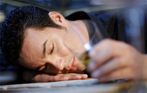 从喝酒的细节看出一个男人的人品,男人喝酒后表现能看出人品