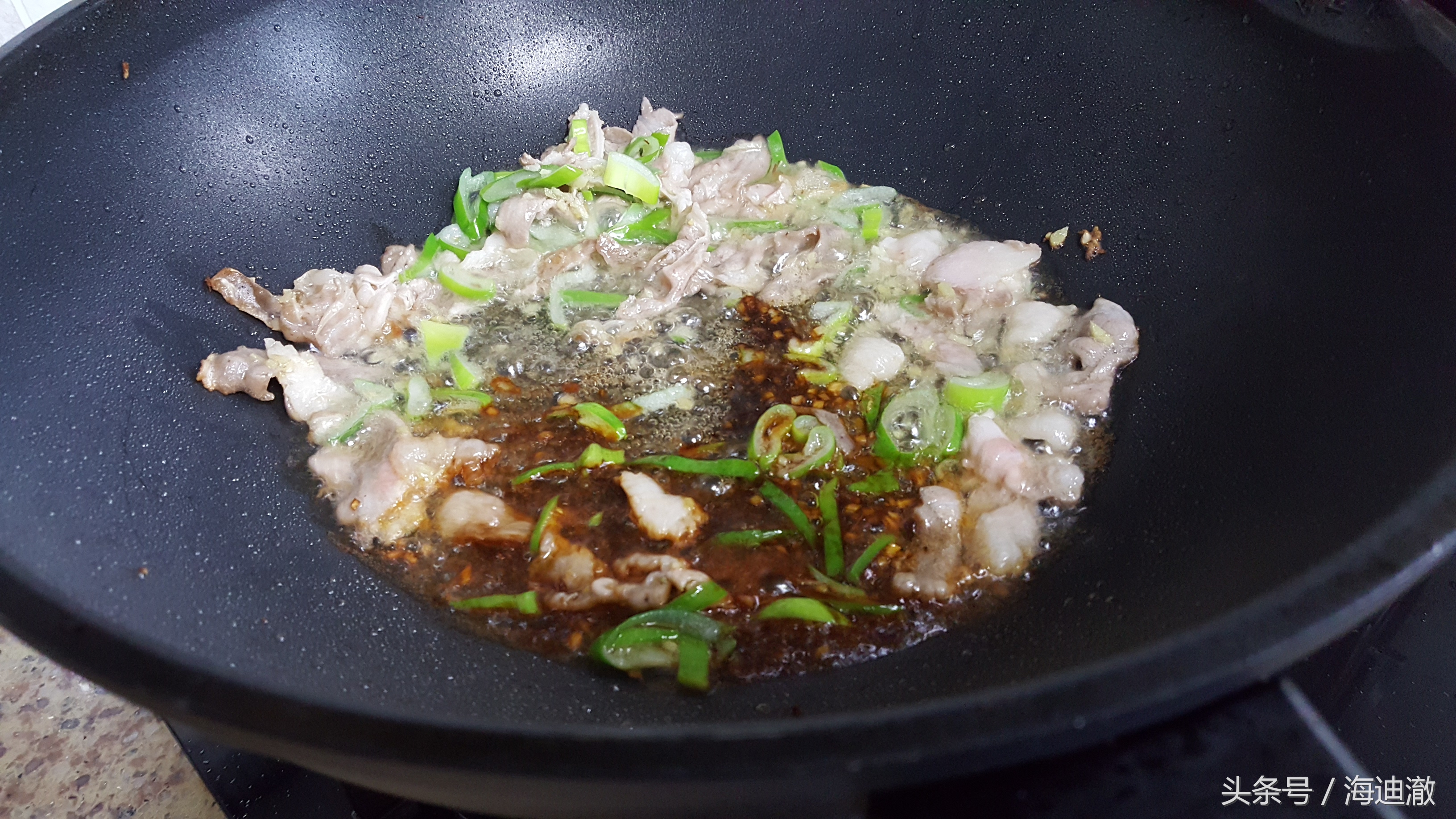 它的叶子常被人丢弃，殊不知其含有大量胡萝卜素孩子吃了长大个