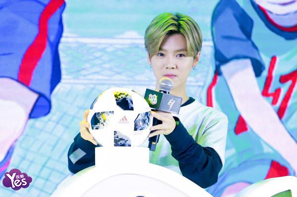 鹿晗想让爱足球的孩子有学习机会开办小型足球公益活动