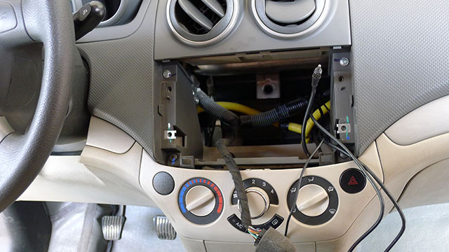 自来水老客户雪佛兰乐风更换车载导航与升级汽车音响!昆明静丰