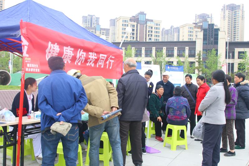 名城大爱，合力超市携手康华医院开展免费体检和义诊