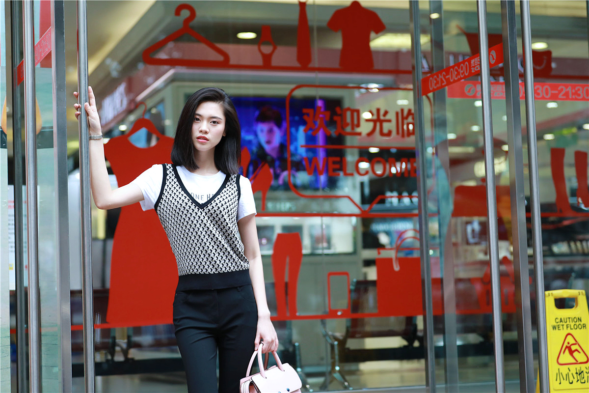 重庆解放碑美女街拍,解放碑步行街拍照姿势女生