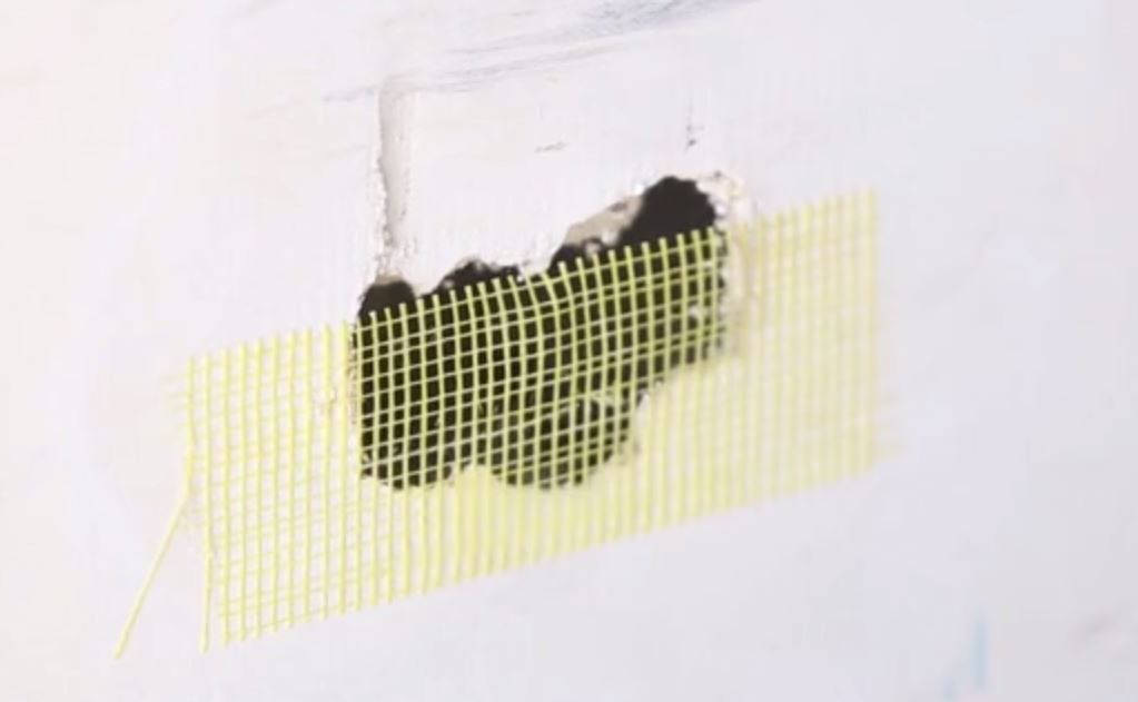 如何修补墙面上的大洞?美国专业的装修师傅都这样做!