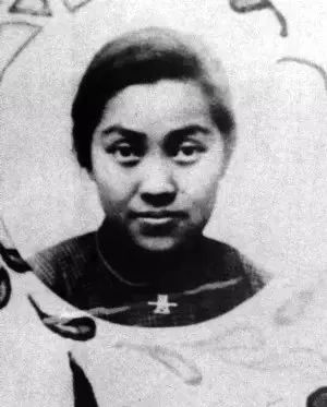 面对产科医生不许结婚生子的无理规定，她说：那我就一辈子不嫁！