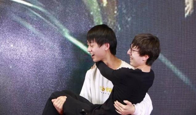 LOL土耳其战队辅助表示出柜网友：RNGay的各位什么时候宣布