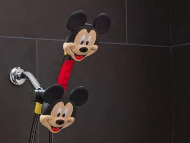 噗哧一声喷你满脸！米奇米妮莲蓬头太猎奇　我说这不像打喷嚏吗？