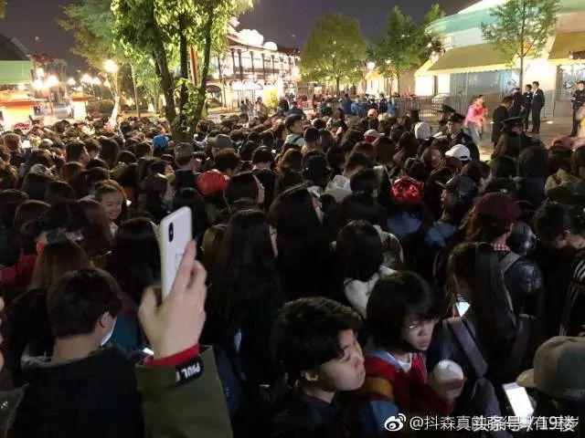 上海迪士尼爆满人挤人,上海迪士尼乐园实时排队人数