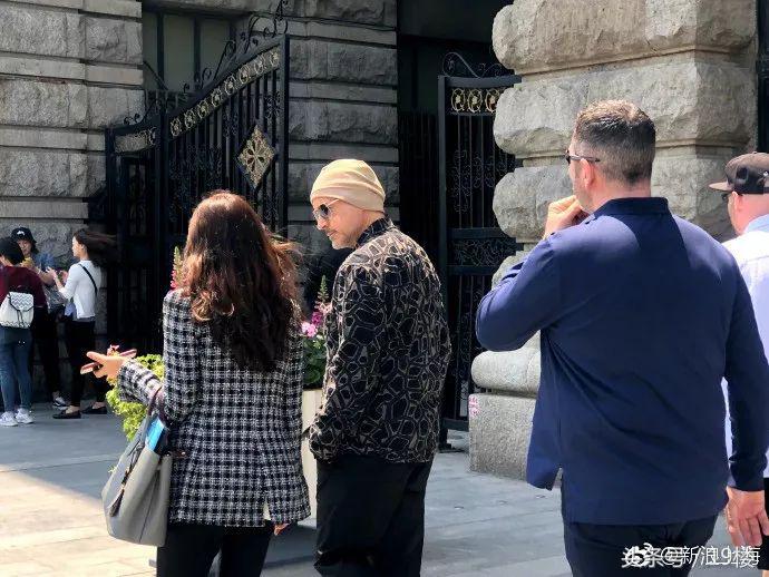 上海迪士尼爆满人挤人,上海迪士尼乐园实时排队人数