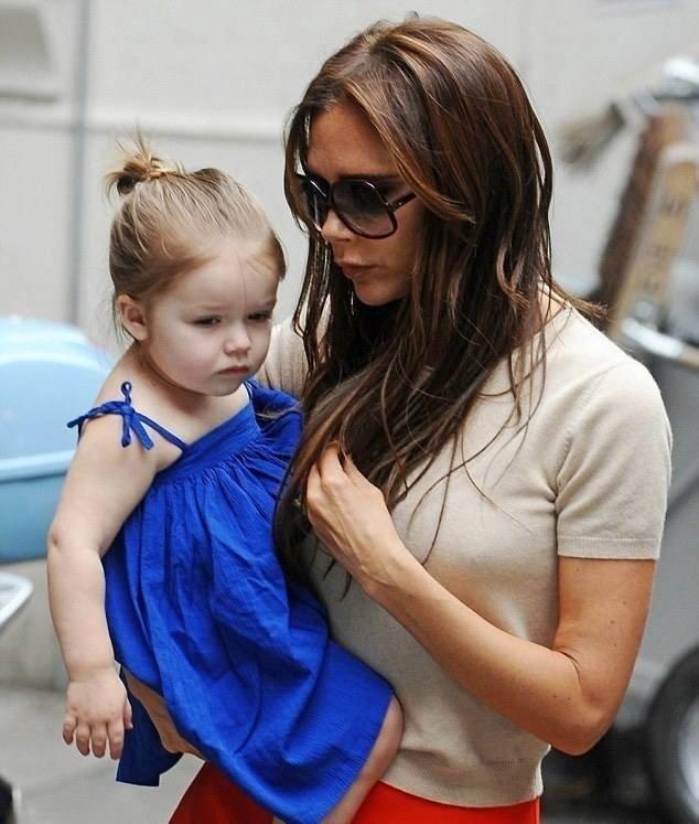 小七贝嫂维多利亚,贝嫂维多利亚抱小七上学