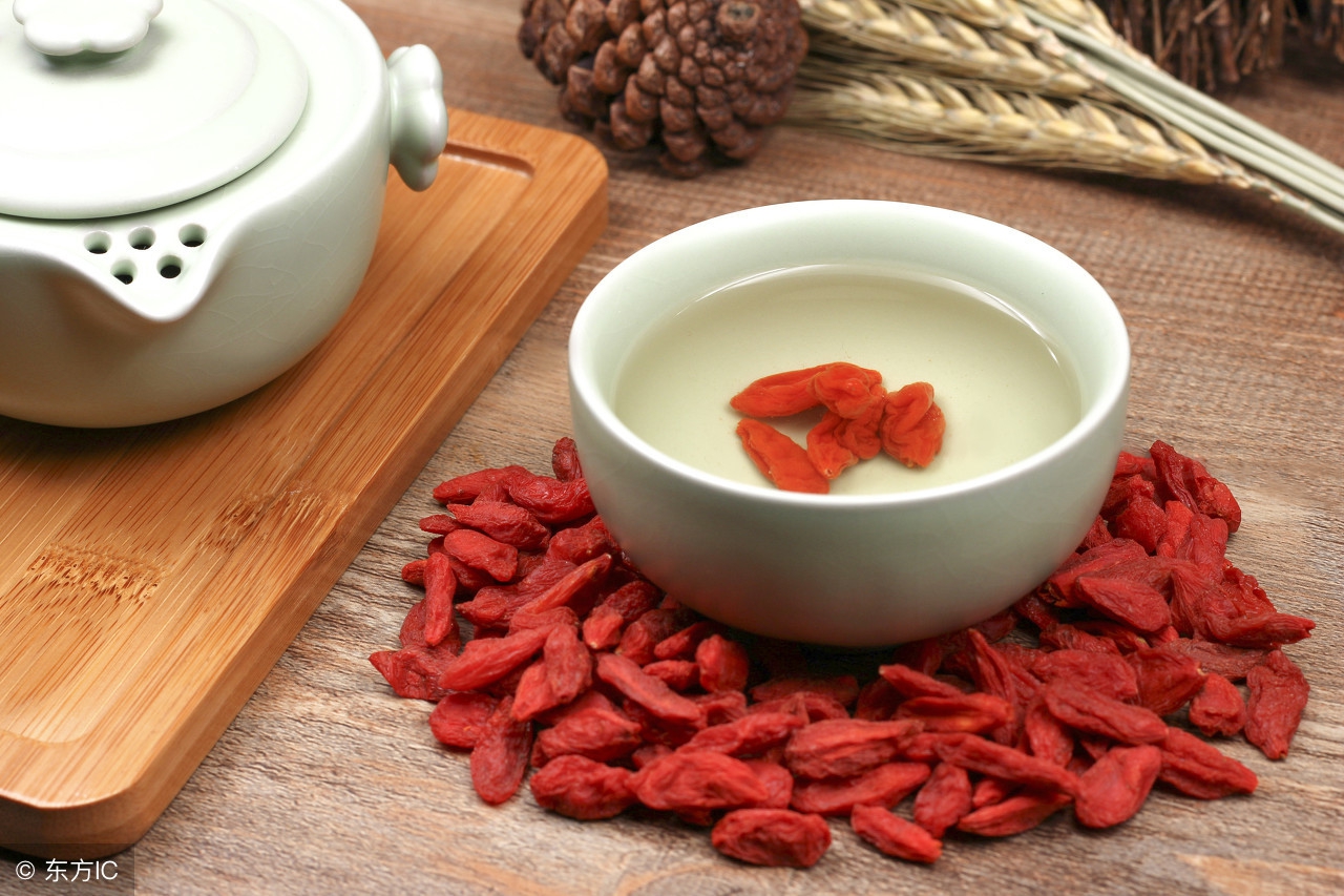 枸杞干吃好还是泡水喝好,枸杞干吃有营养吗
