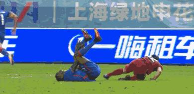 足球守门被爆头,足球守门员被爆头