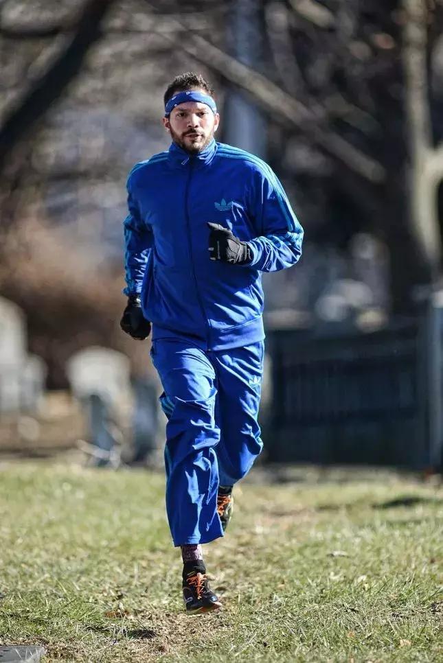 翻箱倒柜找出来的侧边条纹裤，却不知道怎么穿？