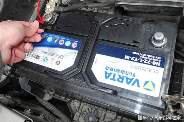 给汽车电瓶断电是断负极还是正极,汽车给电瓶断电怎么锁车