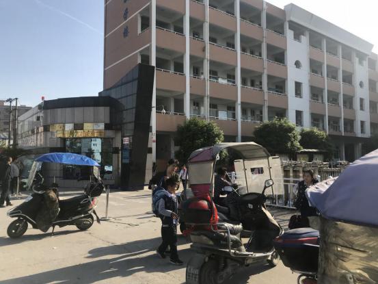 不要只看国外的基础设施，看看我国的小学厉害不厉害！